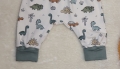 Bild 9 von Süße Pumphose Jersey Dinos Creme Gr. 56-92 Baby, Kind, Junge, Mädchen, Baby Hose, Geschenk, Geburt  / (Stoffdesign) Bündchen softoliv / (Größe) Größe 50/56